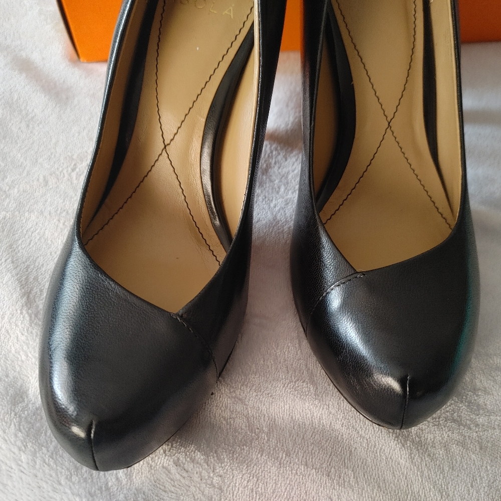 Isola black pumps